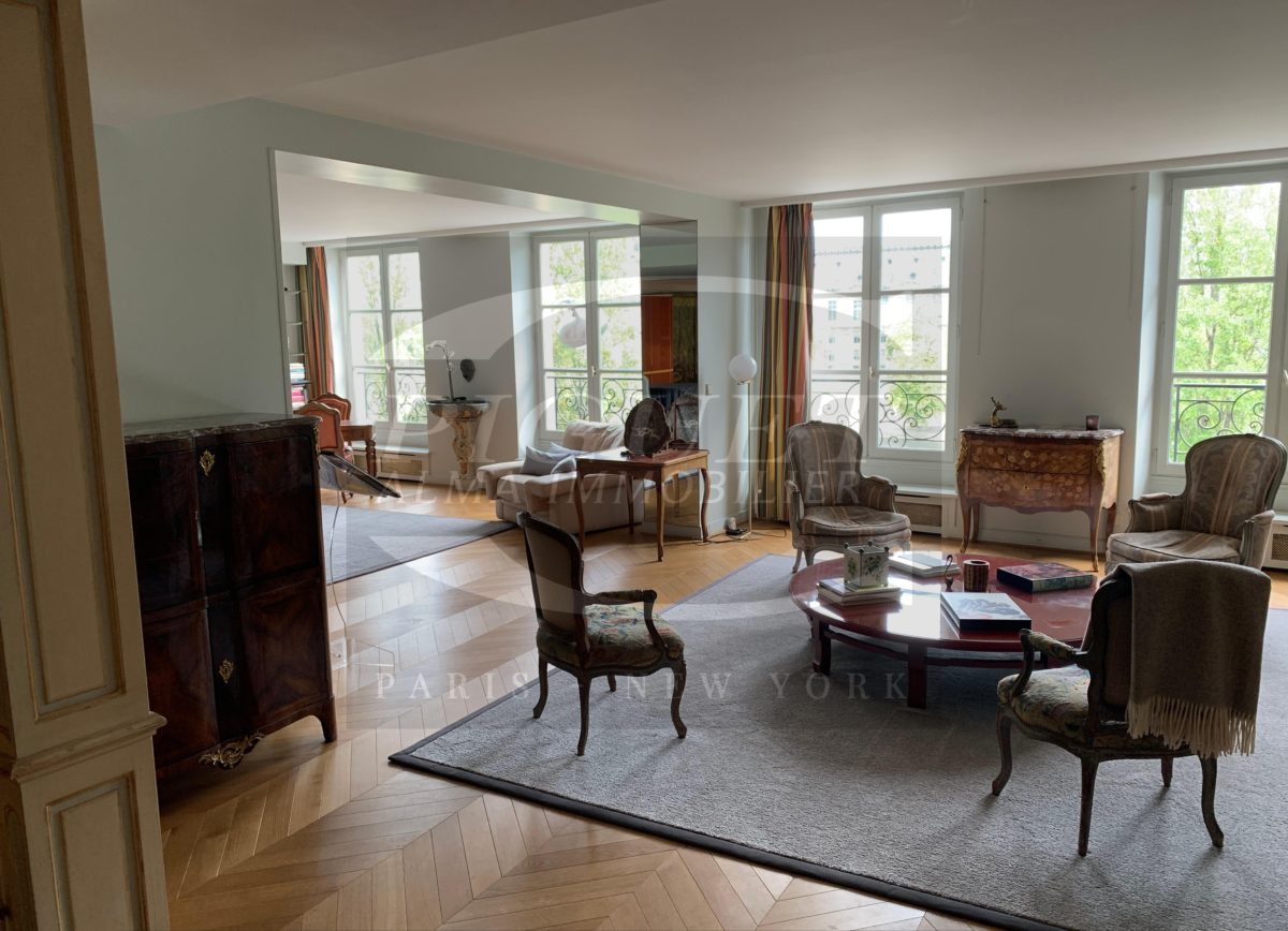 EXCEPTIONAL PROPERTY ! FACING THE SEINE RIVERFRONT AND THE LOUVRE !