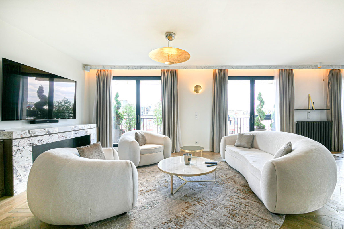 GOLDEN TRIANGLE-DIRECTLY ON AVENUE MONTAIGNE WITH TERRACE OF 80 M2 ON ONE LEVEL AN EXCEPTIONAL VIEW WITHOUT VIS-À-VIS