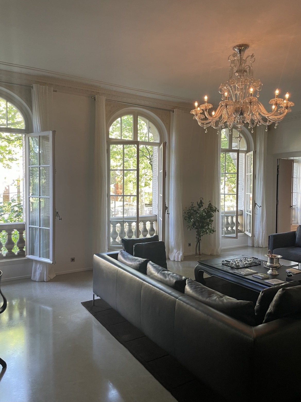 EXCEPTIONAL PROPERTY! FACING THE WOOD OF BOULOGNE