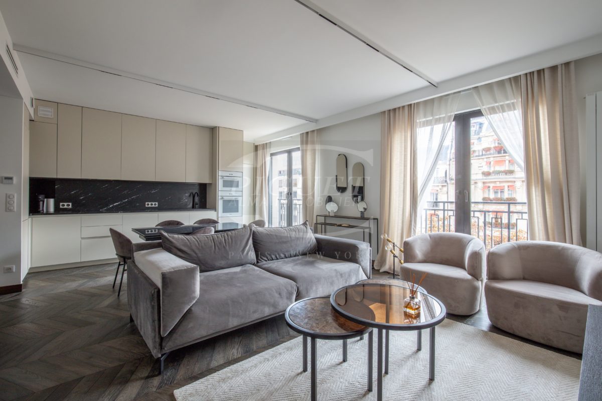 DIRECTEMENT SUR L’AVENUE MONTAIGNE