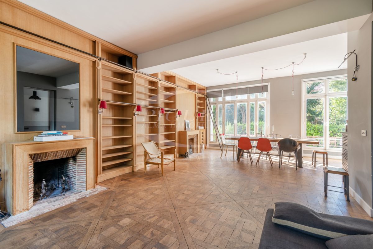 FAMILY PRIVATE MANSION IN A GREEN SETTING IN ABSOLUTE CALM