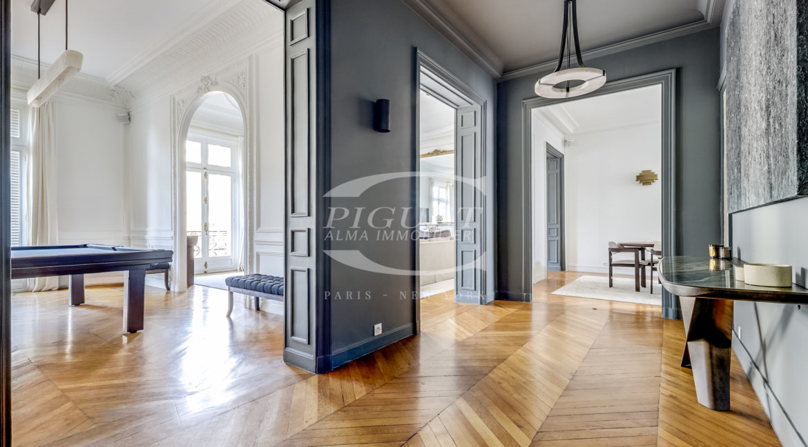4 av Georges V - 75008 Paris - LOGO - 10