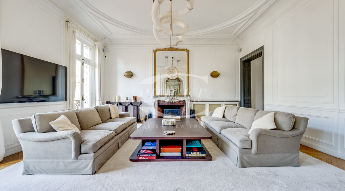 4 av Georges V - 75008 Paris - LOGO - 12