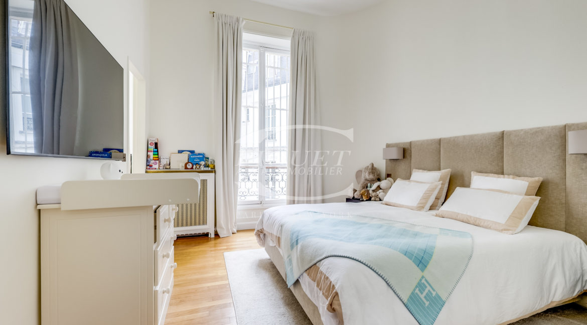 4 av Georges V - 75008 Paris - LOGO - 4