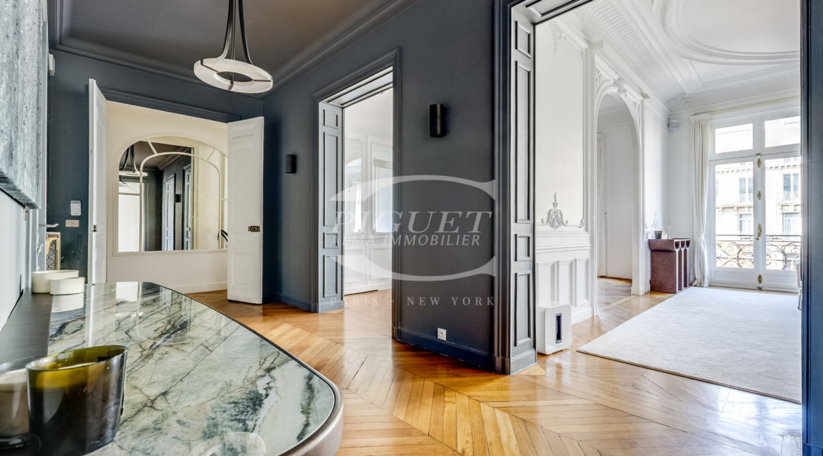 4 av Georges V - 75008 Paris - LOGO - 9