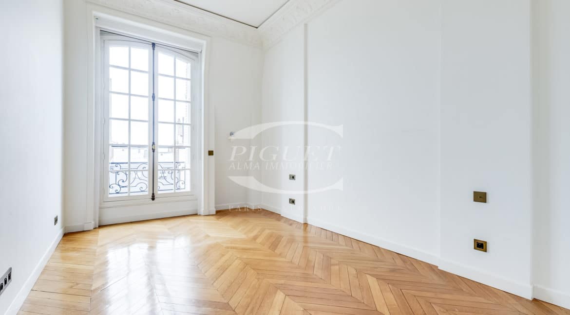 10 av Marceau - 75008 Paris - LOGO - 1