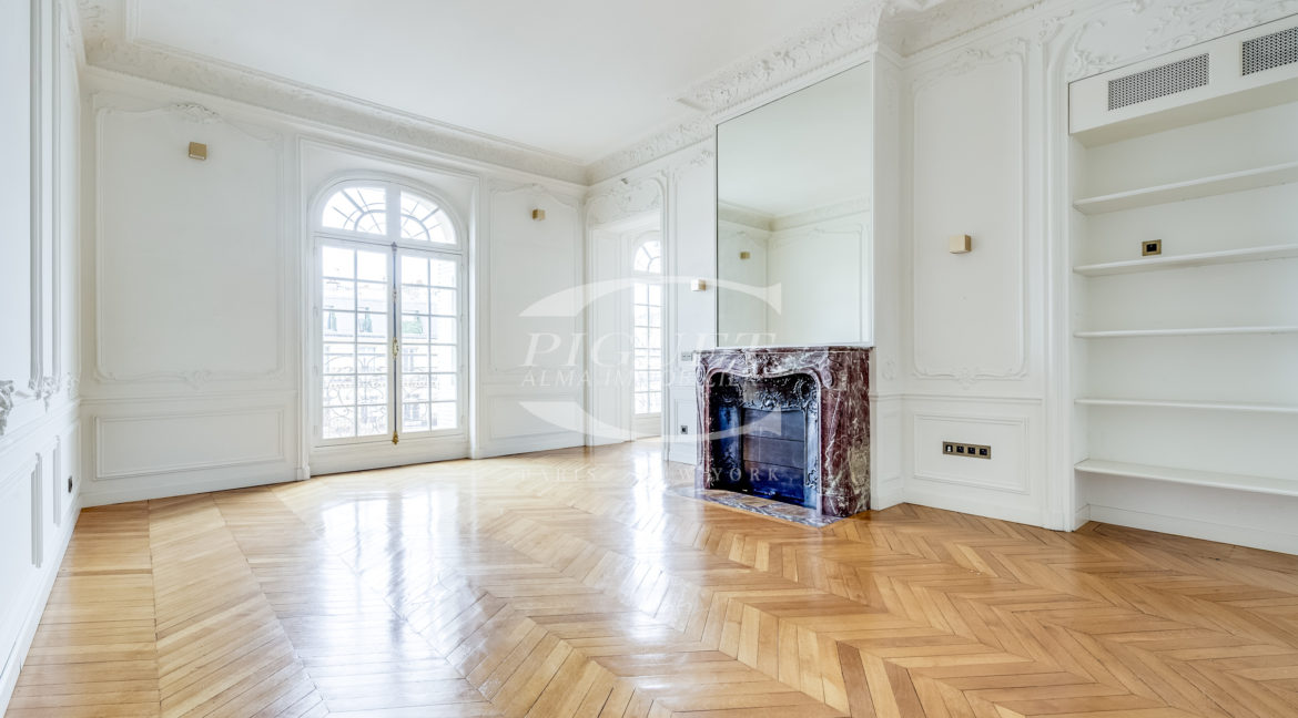 10 av Marceau - 75008 Paris - LOGO - 11