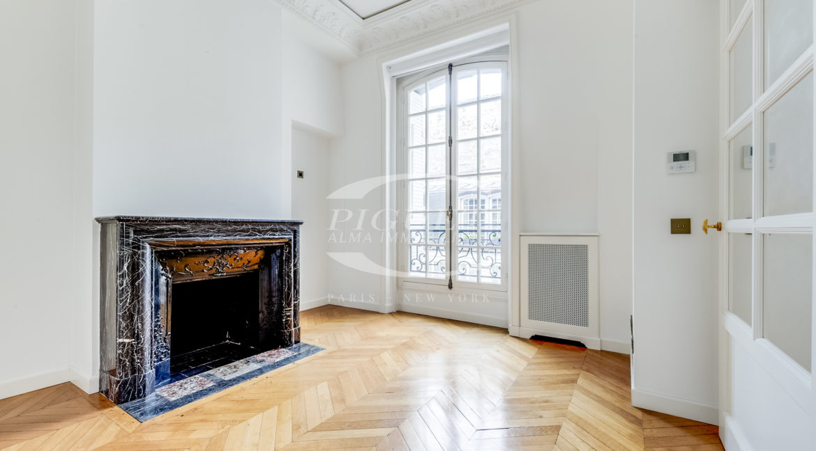 10 av Marceau - 75008 Paris - LOGO - 15