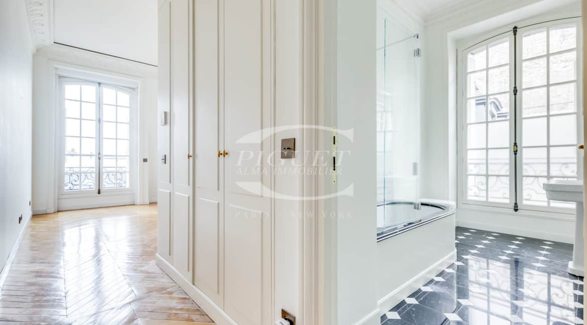 10 av Marceau - 75008 Paris - LOGO - 3