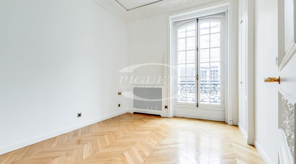 10 av Marceau - 75008 Paris - LOGO - 4