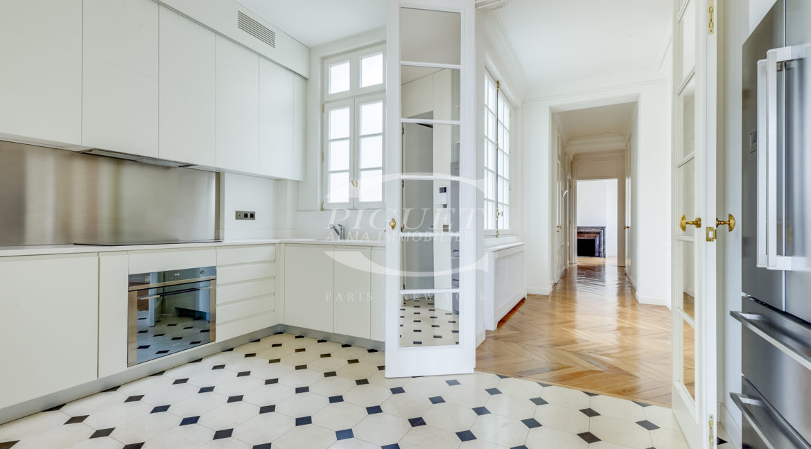 10 av Marceau - 75008 Paris - LOGO - 7