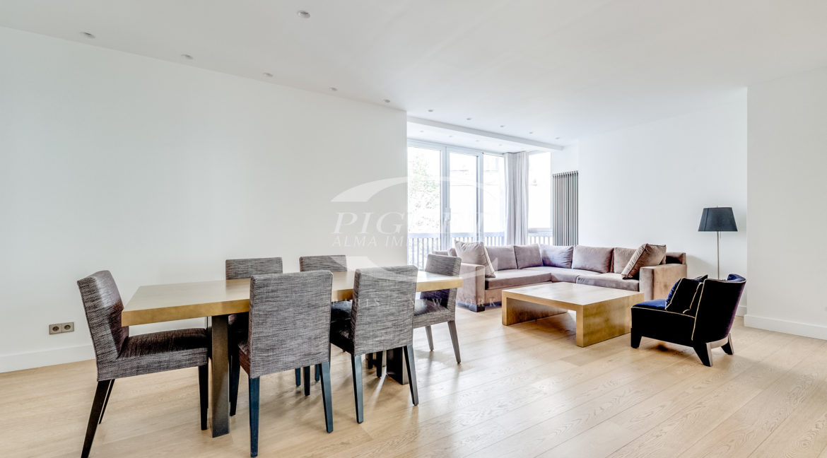 11 av Montaigne - 75008 Paris (2) - LOGO - 10