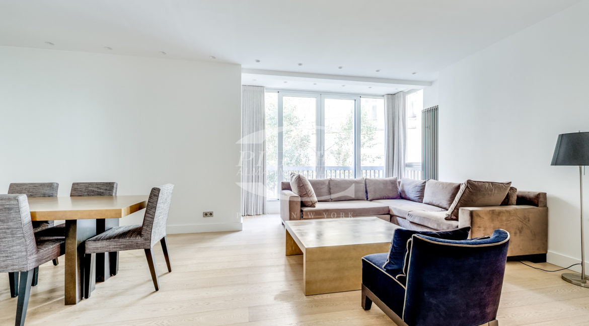 11 av Montaigne - 75008 Paris (2) - LOGO - 11