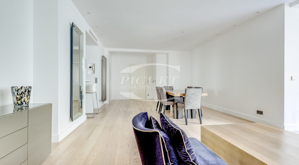 11 av Montaigne - 75008 Paris (2) - LOGO - 15