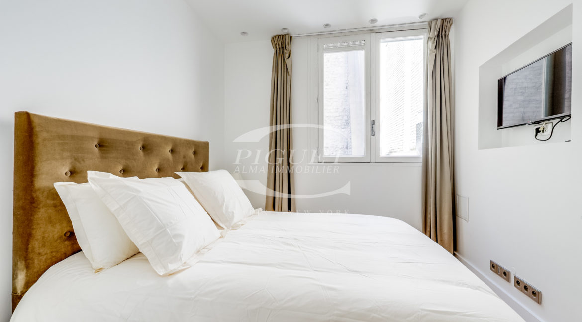 11 av Montaigne - 75008 Paris (2) - LOGO - 2