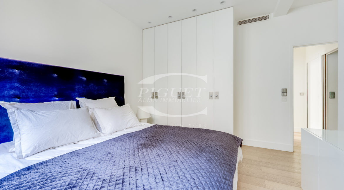 11 av Montaigne - 75008 Paris (2) - LOGO - 4