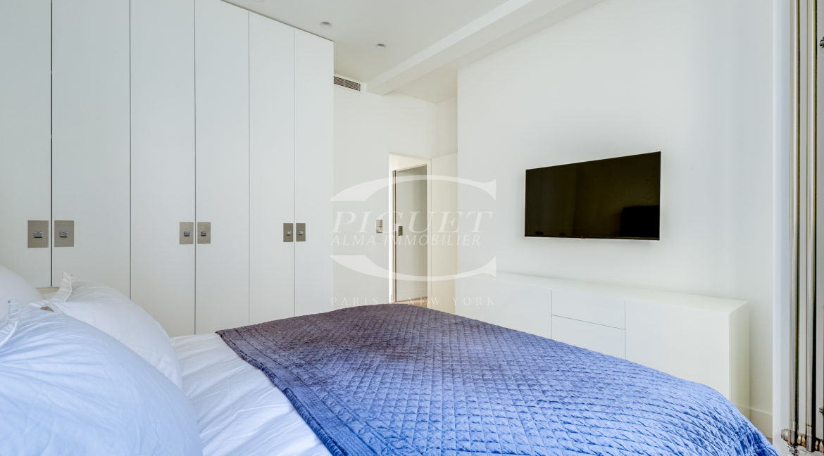 11 av Montaigne - 75008 Paris (2) - LOGO - 5