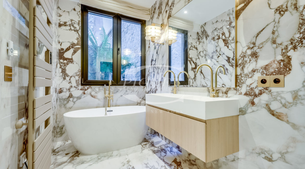 11 av Montaigne - 75008 Paris - LOGO - 1