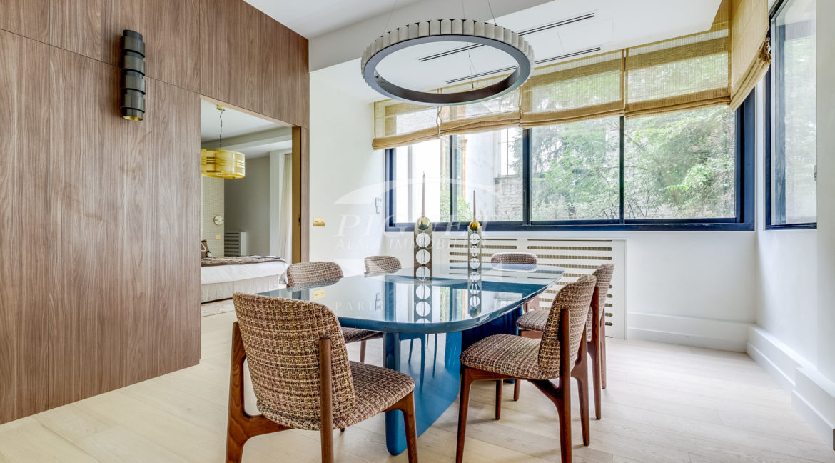 11 av Montaigne - 75008 Paris - LOGO - 10