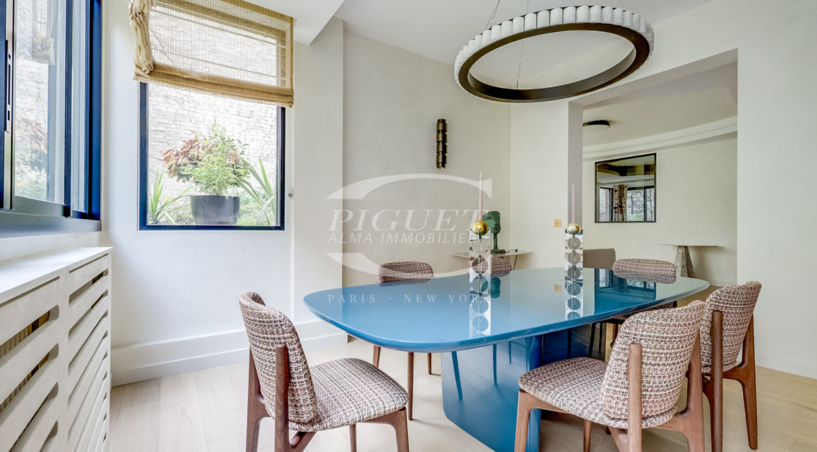 11 av Montaigne - 75008 Paris - LOGO - 11