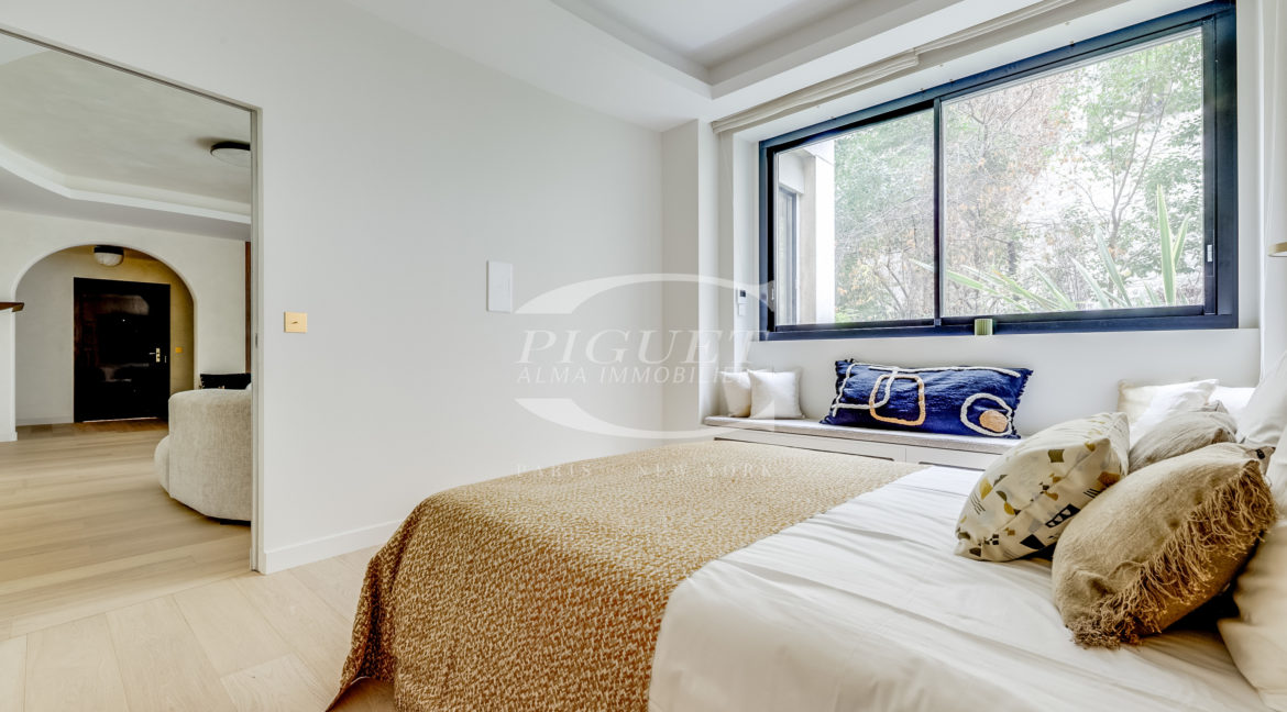 11 av Montaigne - 75008 Paris - LOGO - 3