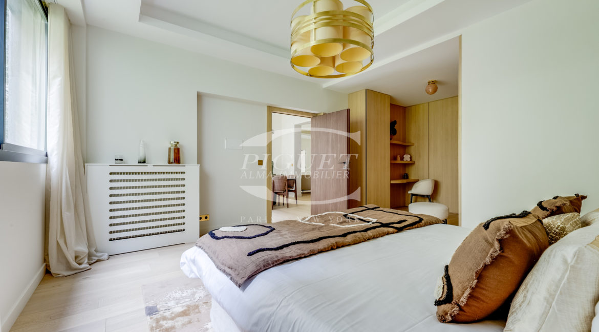 11 av Montaigne - 75008 Paris - LOGO - 7
